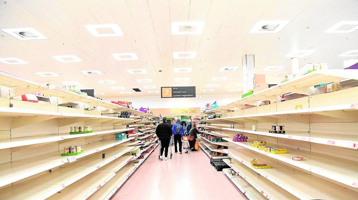 Como al principio de la pandemia (arriba), empiezan a escasear algunos productos