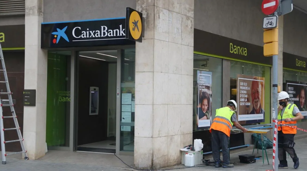 Una oficina de Bankia en plena transación a Caixabank