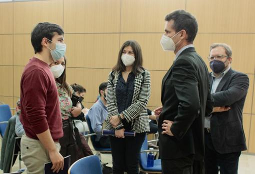 El profesor Nekhay conversa con unos alumnos en la sede de la CEA