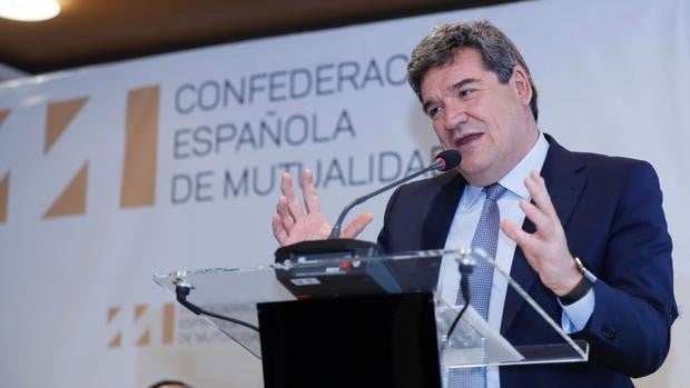 Escrivá acuerda con los sindicatos que las empresas soporten un alza de medio punto en las cotizaciones