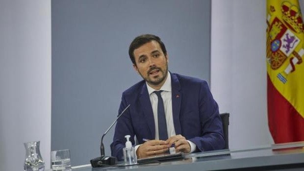 Garzón impulsa una ley para que los clientes sean atendidos por una persona física y no por un robot