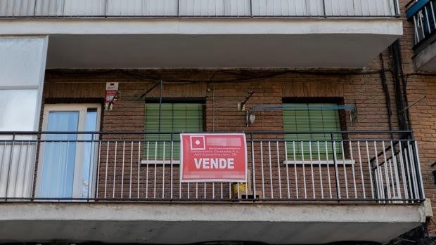 El miedo a que continúe la inflación y la escasez de materias primas acelera las compraventas de vivienda