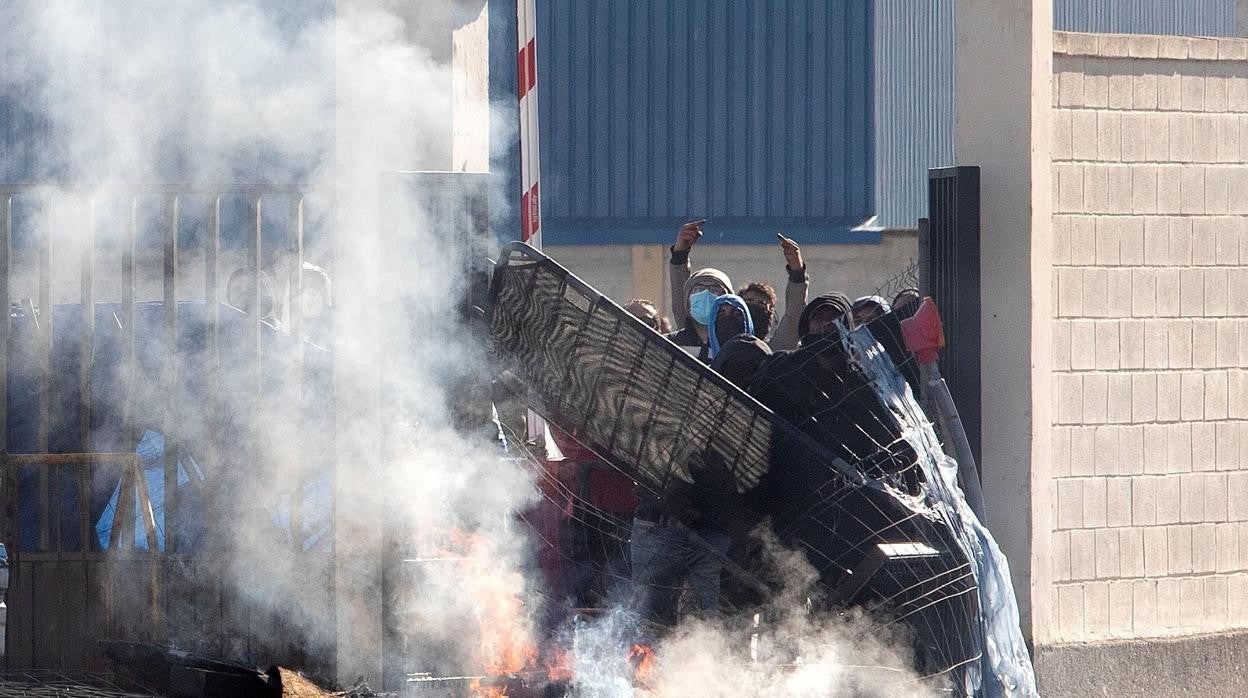 Un grupo de trabajadores se enfrentan a las fuerzas del orden en Cádiz