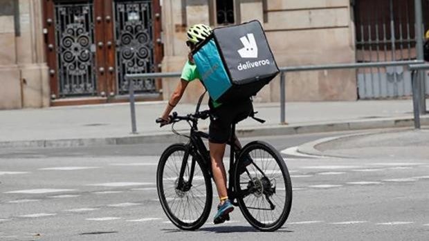 Las consecuencias de la marcha de Deliveroo para sus repartidores: «Era mi principal fuente de ingresos»