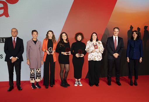 De izquierda a derecha, Francesc Cosano, Director General Iberia de Coca-Cola Europacific Partners; Sol Daurella, Presidenta de Coca-Cola Europacific Partners; María Romero (Turismo de Pueblo); Enedina González (Ecogranja La Pradera); Yla Eunice Zapater (Umami ethical food); Helga Figueroa (DoggieSnax | De Tapas con Mi Perro’); Juan Ignacio de Elizalde, Director General de Coca-Cola Iberia; y Pilar Llop, Ministra de Justicia