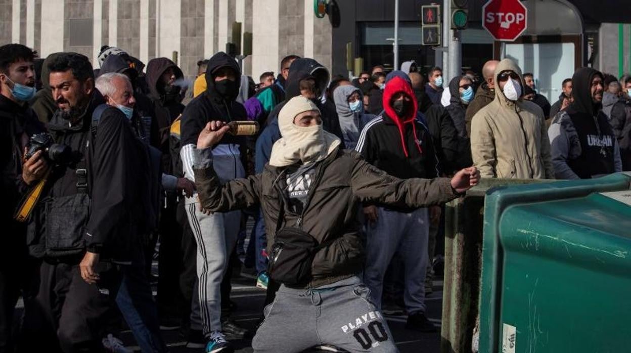 Trabajadores del sector del metal durante el cuarto día consecutivo de manifestación, este viernes en Cádiz.