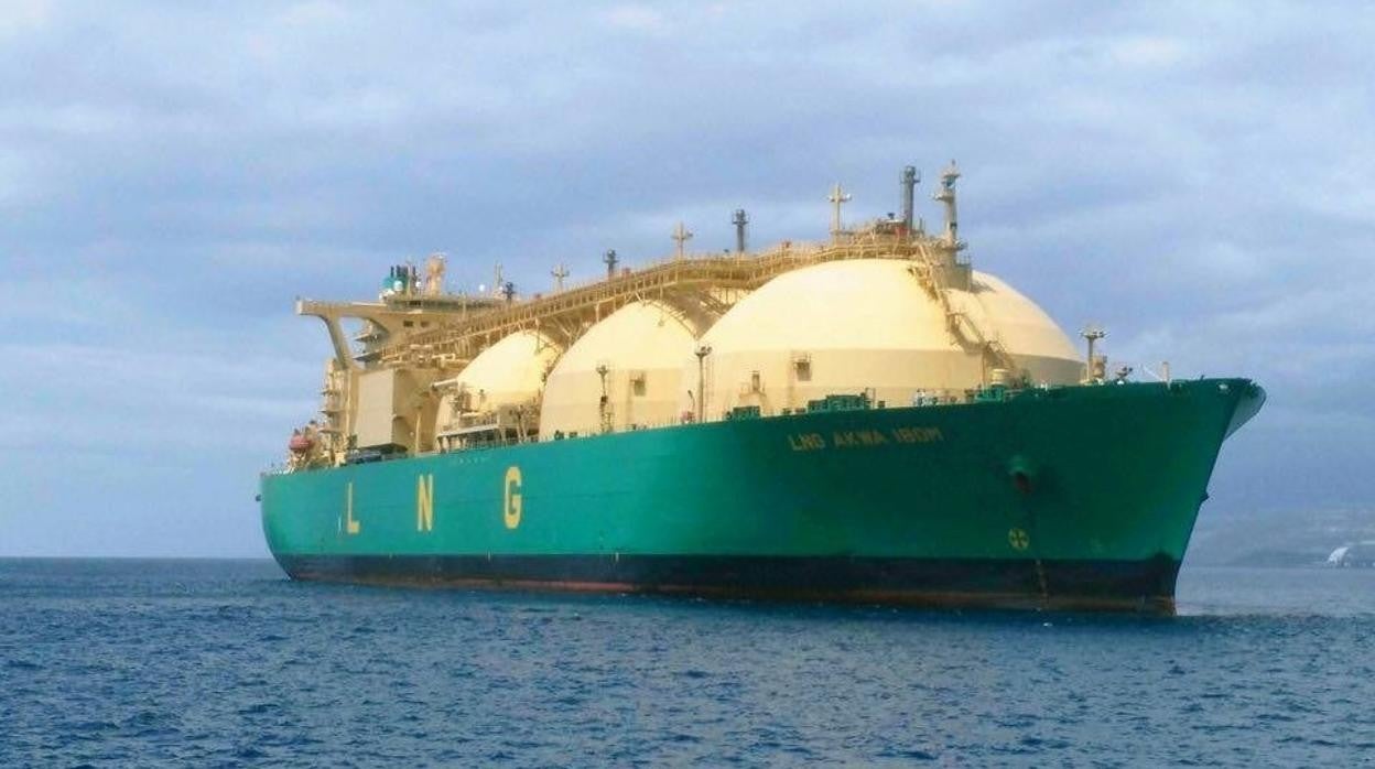 Buque que transporta gas licualdo (GNL), materia prima que ha disparado sus precios y los de la electricidad