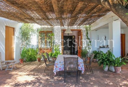 Porche y patio de la casa en Nerja