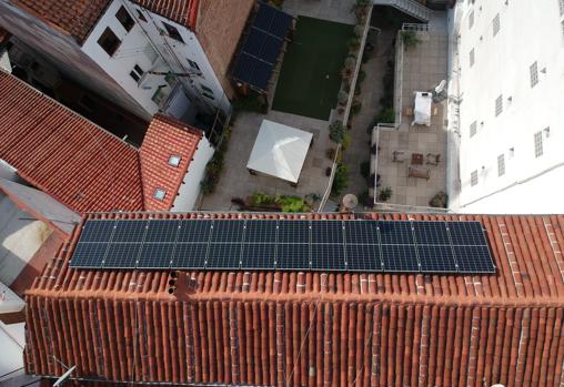 Placas solares sobre el tejado de una comunidad de vecinos en el antiguo barrio de Lavapiés (Madrid) instaladas por ECOOO