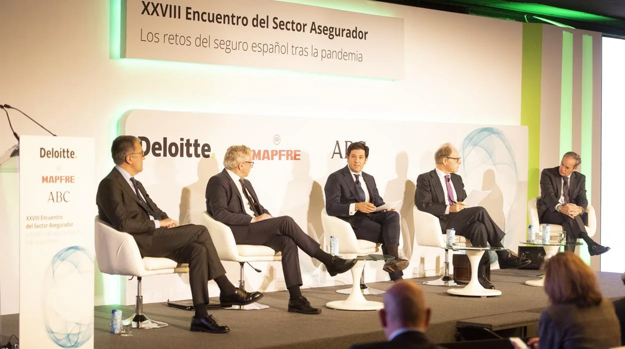 De izquierda a derecha, José Luis Ferré, CEO de Allianz Seguros; Javier Oliveros, director comercial de Mapfre España; Teodoro Gómez, socio de Deloitte; Ignacio Eyries, director general de Caser; y Santiago Villa, CEO de Generali