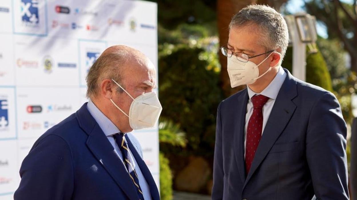 El vicepresidente del BCE, Luis de Guindos (izda) junto al gobernador del Banco de España, Pablo Hernández De Cos