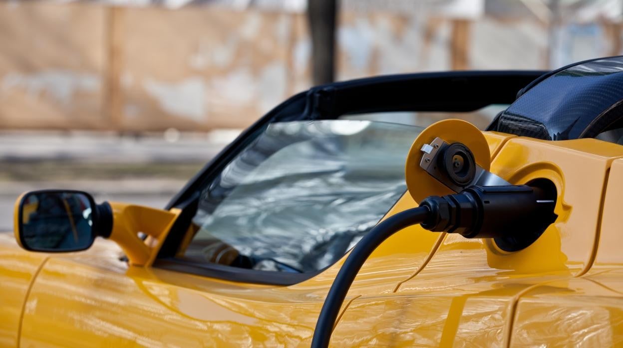 Un coche eléctrico recarga la batería