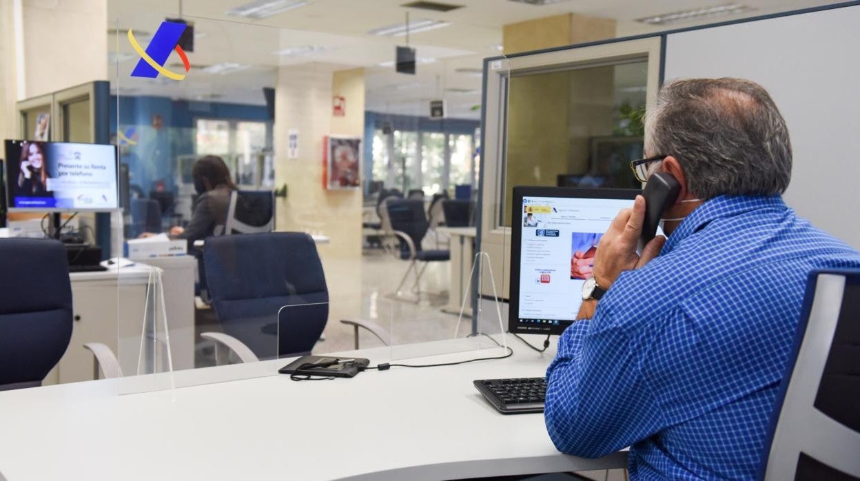 Un trabajador en una oficina de la Agencia Tributaria
