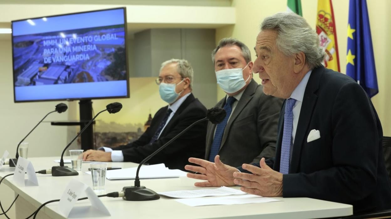 Rogelio Velasco, Juan Espadas y Javier Targhetta, en la presentación del Salón Internacional de la Minería,