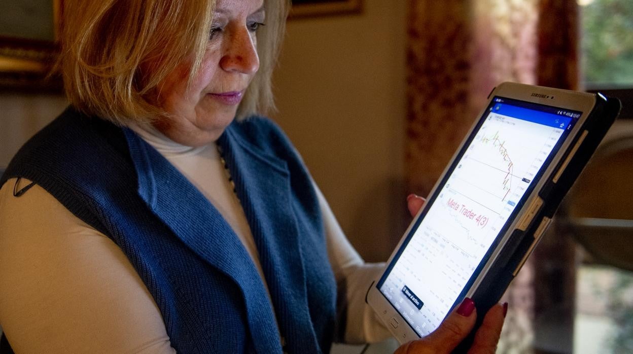 Elena Pérez, víctima de un chiringuito financiero, en su casa de Madrid