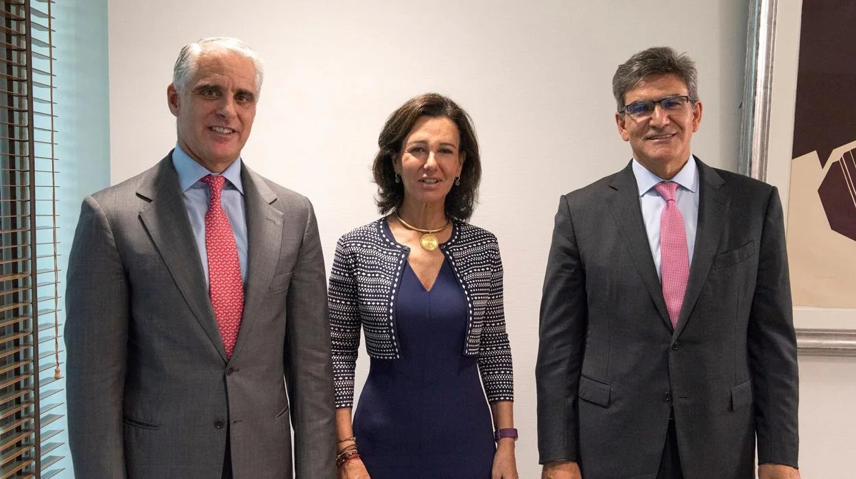 Andrea Orcel, junto a la presidenta de Banco Santander, Ana Botín, y su CEO Ana Botín, José Antonio Álvarez, en septiembre de 2018, tras el anuncio del fichaje, que se haría efectivo a partir de enero de 2o19