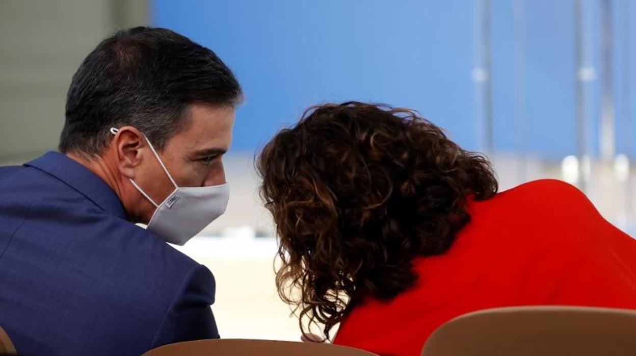 El presidente del Gobierno, Pedro Sánchez, junto a la ministra de Hacienda, María Jesús Montero.