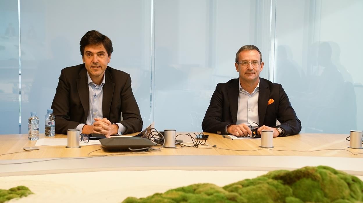 Jean François Fallacher, CEO de Orange (izda) junto a Joaquín Colino, director general B2B de Orange España (izda)