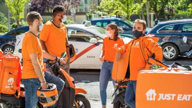 Just Eat y sindicatos firman el primer convenio de empresa para 'riders' en España