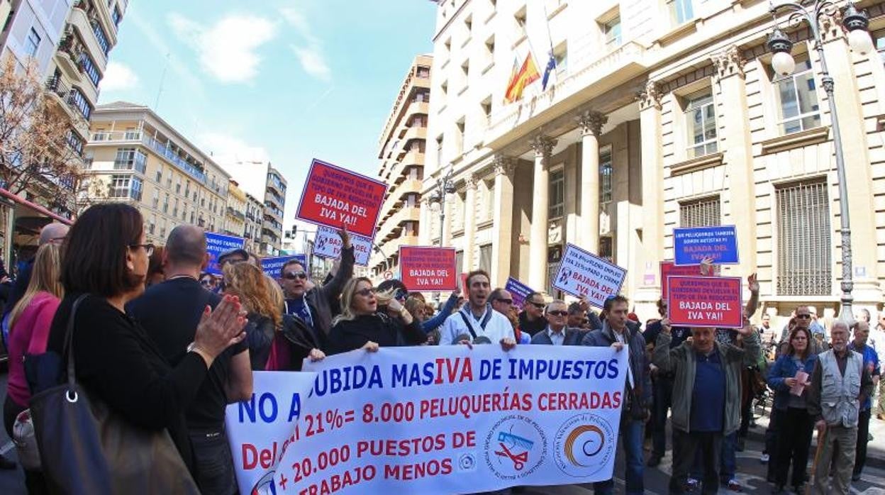 Los peluqueros convocan una vigilia el próximo lunes en sus locales para que el Senado vote reducir el IVA