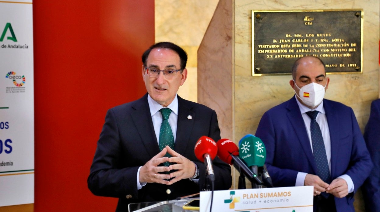 Javier González de Lara, presidente de la Confederación de Empresarios de Andalucía (CEA), junto a Lorenzo Amor, representante de la Asociación de Trabajadores Autónomos (ATA)