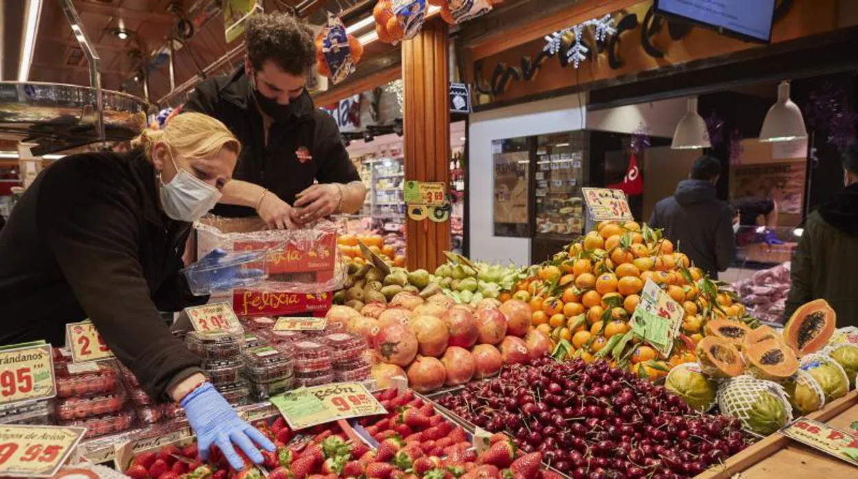 Una frutería en un mercado de Madrid