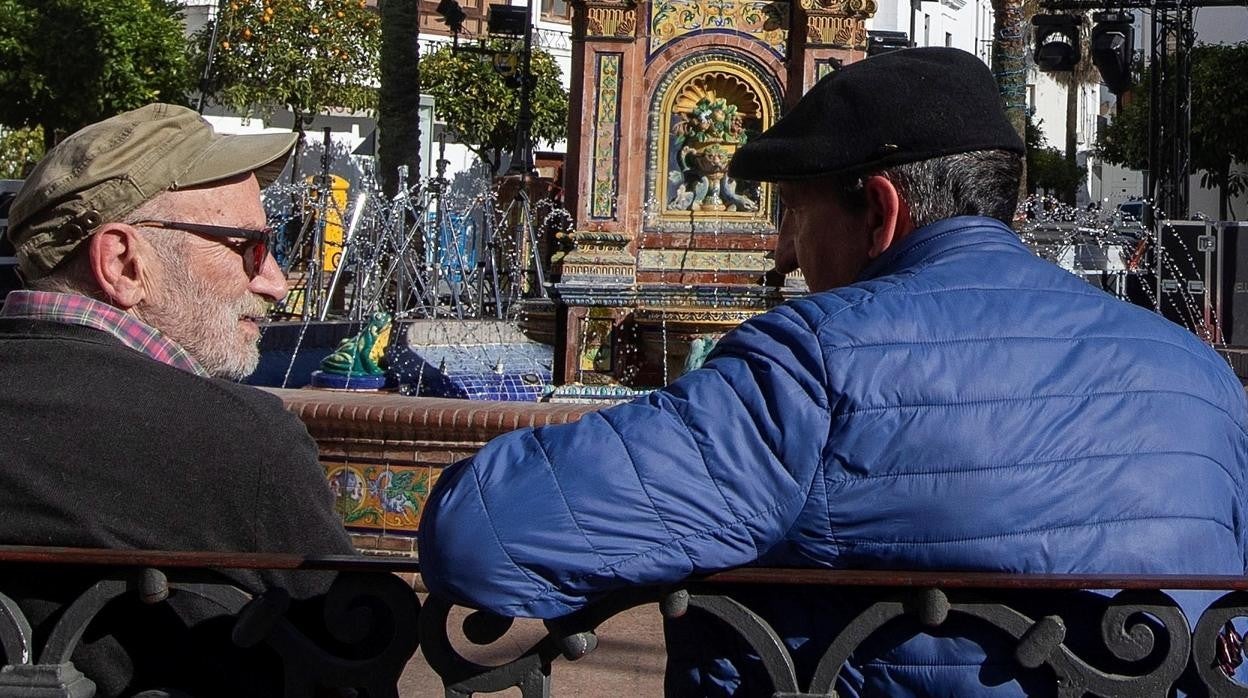 Dos mayores conversan en la plaza mayor de Vejer de la Frontera