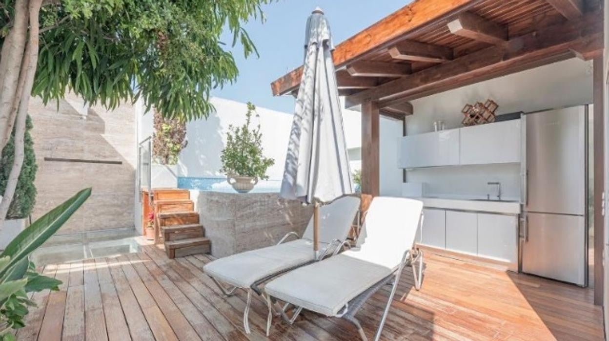 Terraza con piscina y solárium de una vivienda