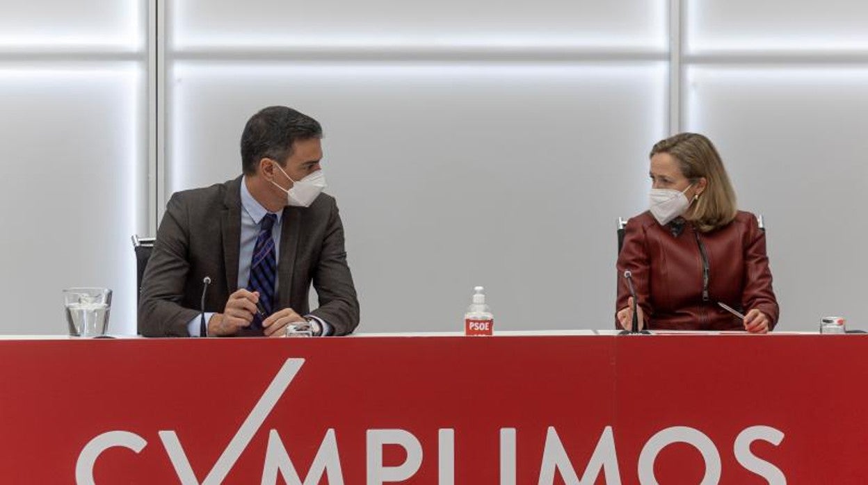 El presidente Pedro Sánchez con la vicepresidenta económica Nadia Calviño