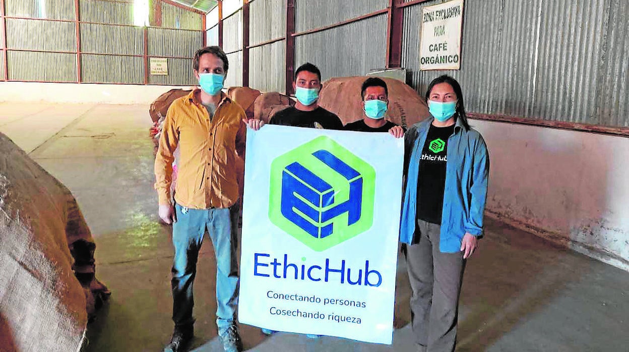 Responsables de EthicHub. en una de las empresas agrícolas que apoyan en Latinoamérica