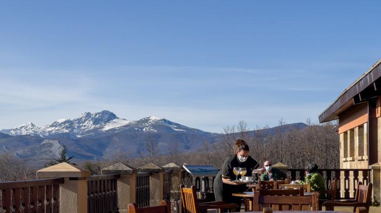 Una trabajadora del Parador de Cervera de Pisuerga. Heras