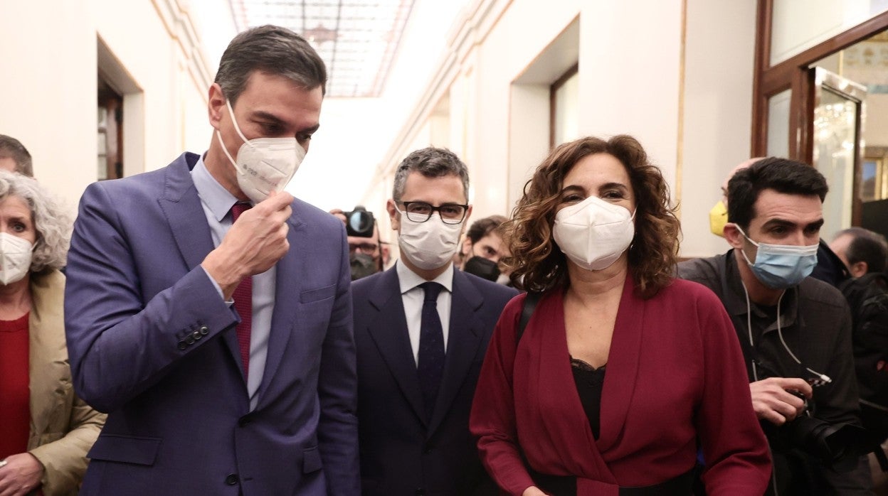 El presidente del Gobierno, Pedro Sánchez, y María Jesús Montero, ministra de Hacienda