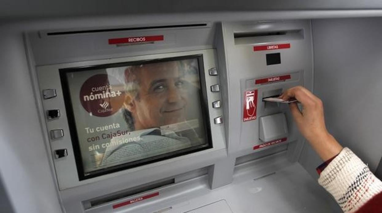 Cajero automático de un banco, donde una persona saca dinero