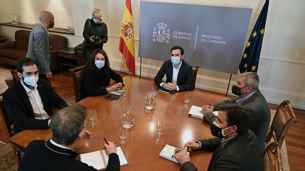 Garzón insiste en «frenar» las macrogranjas tras la reunión con la organización agraria UPA