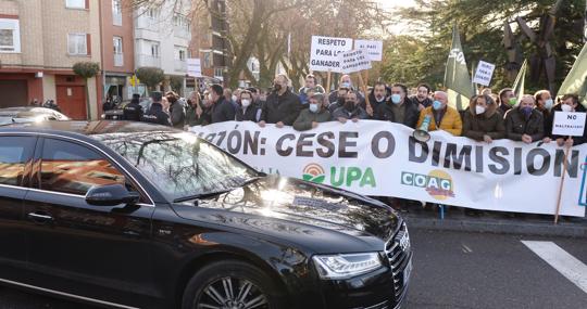 Un grupo de ganaderos abuchea al presidente del Gobierno, Pedro Sánchez