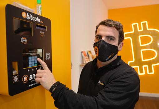 Hay 22 cajeros de bitcóin en Barcelona y 15 en Madrid