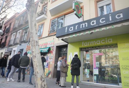 Largas colas en las farmacias de Madrid