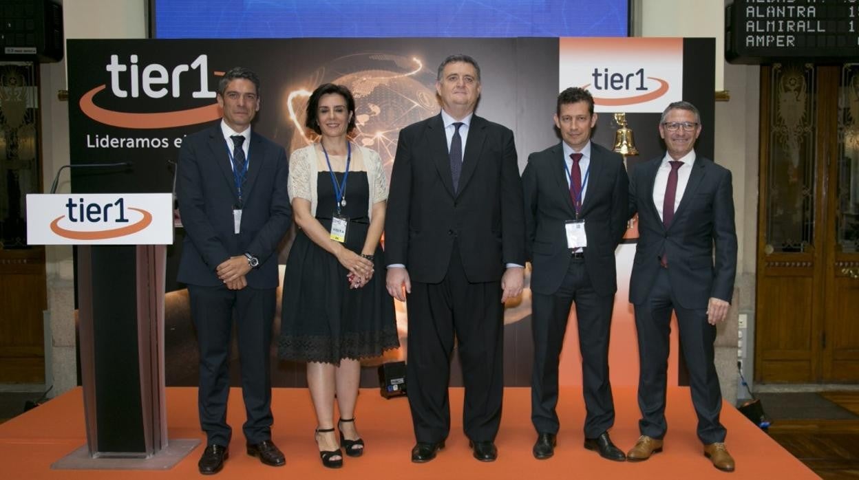 Francisco Javier Rubio, CEO de Tier1 (derecha), con el equipo directivo de la empresa sevillana