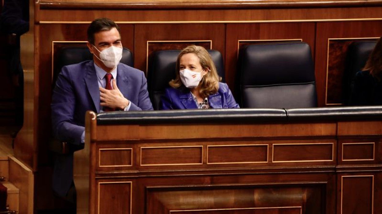 Pedro Sánchez, presidente del Gobierno, y Nadia Calviño, vicepresidenta económica