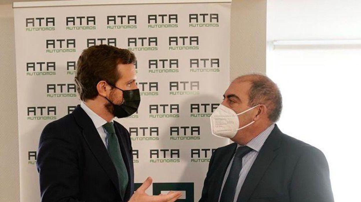 El líder del Partido Popular, Pablo Casado, junto al presidente de ATA, Lorenzo Amor