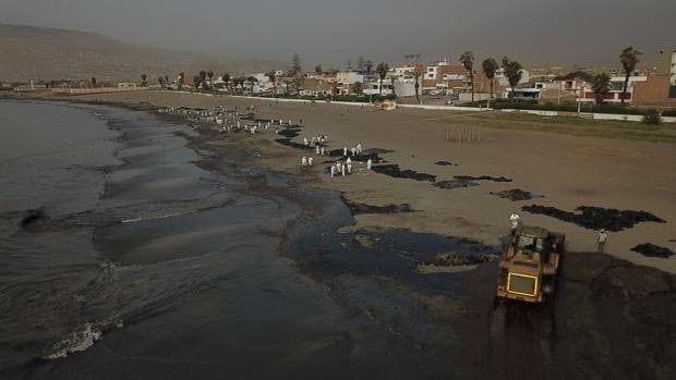 Perú culpa a Repsol de derramar seis mil barriles de crudo frente a las costas de Lima