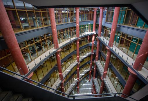 Interior del edificio Torretriana, uno de los grandes centros de trabajo públicos, que alberga a varias consejerías de la Junta de Andalucía