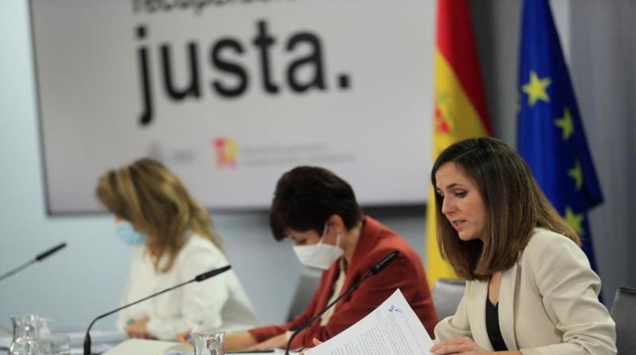 La ministra de Derechos Sociales y Agenda 2030, Ione Belarra (d), juntoa la ministra de Transportes, Movilidad y Agenda Urbana, Raquel Sánchez (i), y la ministra Portavoz, Isabel Rodríguez (c), durante la rueda de prensa celebrada tras la reunión del Consejo de Ministros