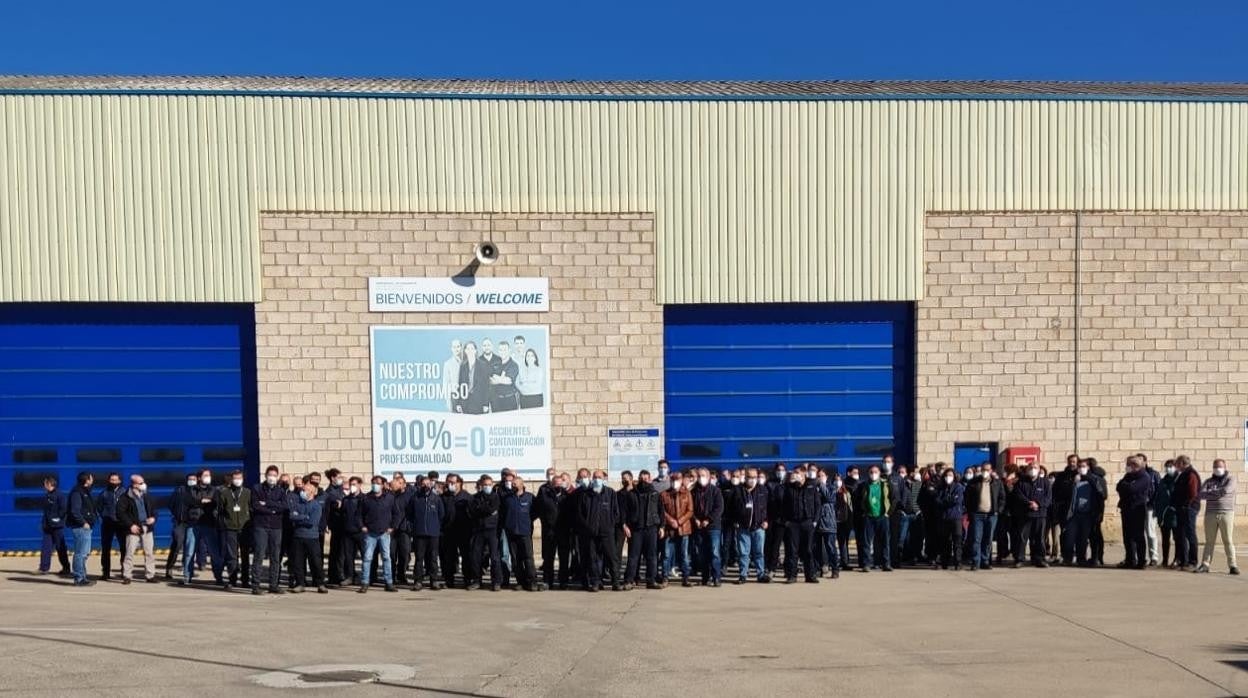 Concentración ese mediodía de trabajadores de Santa Bárbara Sistemas en la fábrica de Alcalá de Gudaíra (Sevilla)