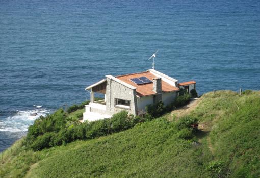 La minieólica es clave en zonas aisladas como esta vivienda del País Vasco con aerogenerador de Bornay