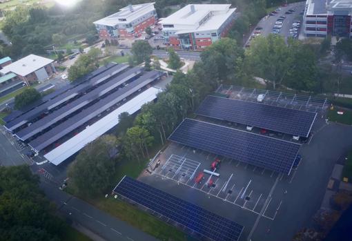Marquesinas con paneles solares de Simply Solar en el aparcamiento de un laboratorio farmacéutico en Manchester (Reino Unido). Estas estructuras protegen al vehículo eléctrico y permiten recargarlo.