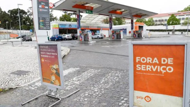 Los portugueses pagan la gasolina más cara que en España debido al 57% de impuestos indirectos