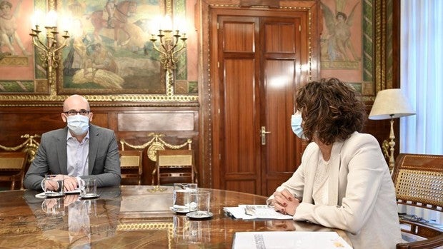 Montero abronca a Podemos por ignorar un acuerdo del Gobierno y lanzar una propuesta fiscal en solitario