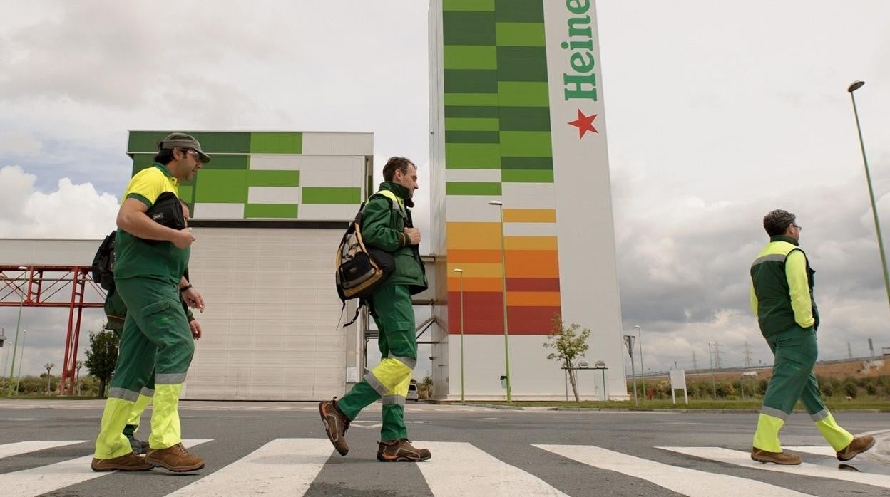 Empleados de Heineken en la factoría de Sevilla