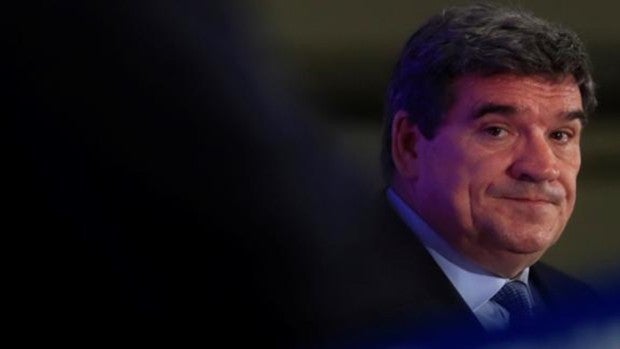 Escrivá plantea que a las empresas les salga más caro subir los sueldos que aportar a planes de pensiones